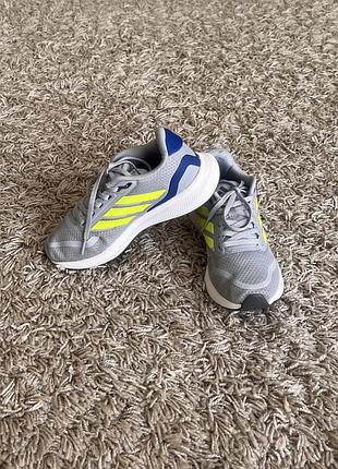 Легенькі кросівки adidas 35,5 розміру