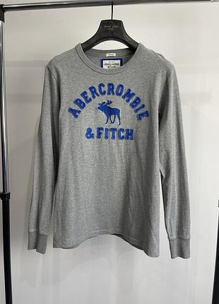 Чоловічий сірий лонгслів abercrombie & fitch сірий з великим логотипом (розмір m)