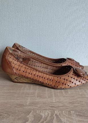 Женские кожаные босоножки на танкетке b&amp;co 38р. 24.5 см.