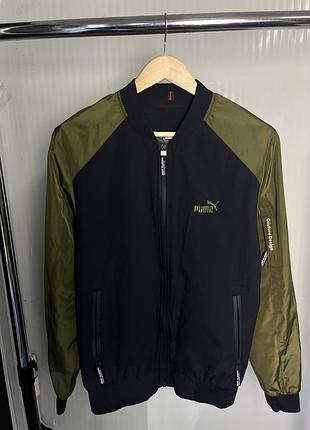 Мужской бомбер puma синий с оливковыми рукавами
