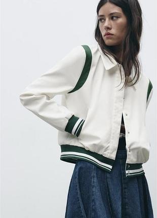 Білий бомбер з зеленим zara