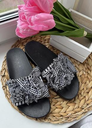 Шльопанці zara