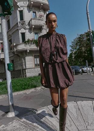 Шоколадна міні сукня від zara з фактурної тканини, дуже класний крій, плечі можна регулювати, в талії і по низу спідниці резиночки, є підкладка