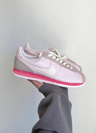 Женские кроссовки nike cortez pink, стильные женские кроссовки nike cortez, розовые фирменные кроссовки nike, брендовая обувь nike