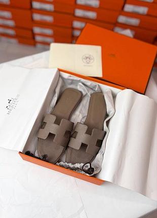 Жіночі шльопанці hermes chypre, бренд hermes, стильні шльопанці hermes, модне взуття hermes chypre, комфортні шльопанці hermes для