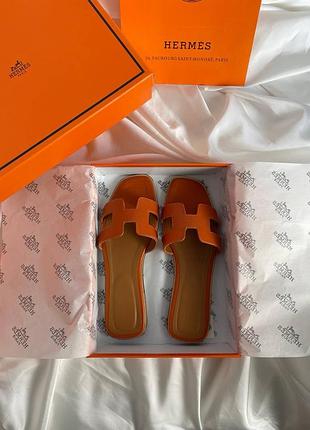 Жіночі шльопанці hermes chypre, бренд hermes, стильні шльопанці hermes, модне взуття hermes chypre, комфортні шльопанці hermes для