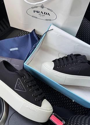 Кросівки prada platform чорні білі, жіночі кросівки прада, стильне взуття prada, білі та чорні кросівки prada platform 38