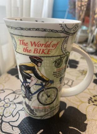 Чашка dunoon з колекції glencoe, на якій зображено мотив "the world of the bike" з історичними деталями велосипедів.