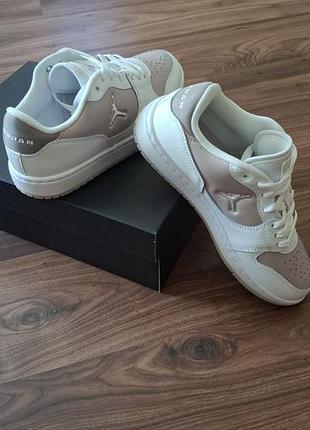 Nike jordan court connect low 
розміри 37.5 , 38, 38.5, 39
тільки оригінал✅️