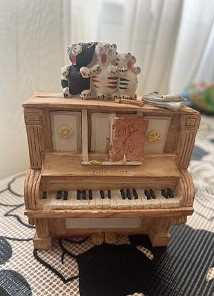 Вінтажна статуетка «piano pops» від peter fagan, виготовлена в шотландії, на якій зображено трьох котів, що співають на піаніно.