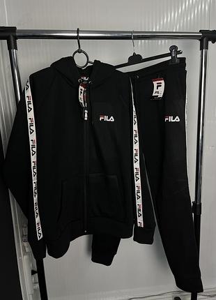 Мужской черный спортивный костюм fila с лампасами