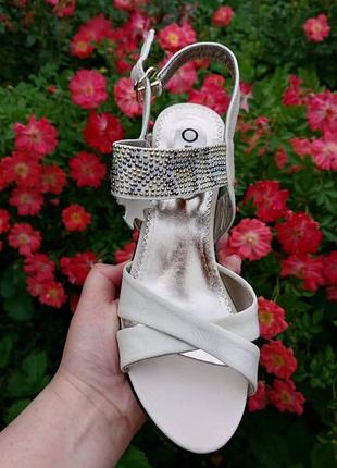 Кожаные босоножки на удобном каблуке, украшенные стразиками✨️✨️💐❗️