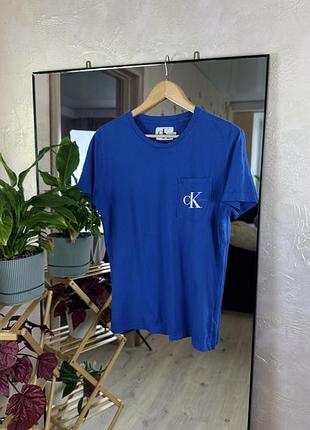 Яскрава футболка calvin klein jeans із білим лого та кишенею