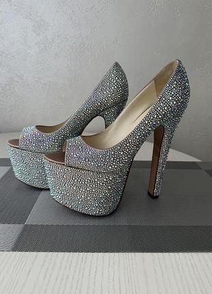 Туфлі бренду brian atwood
