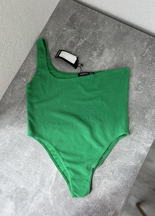 Суцільний купальник boohoo на одне плече