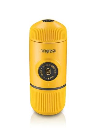 Портативна еспресо-кавоварка wacaco nanopresso жовта, механічна, для меленої кави