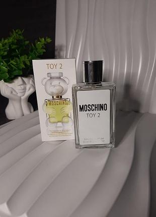 Популярний аромат moschino toy 2 свіжий мускусно-квітковий аромат із зеленим яблуком, білими квітами та ефектом «чистоти».