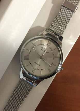 Годинник з металічним ремінцем під срібло