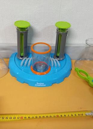 Игровой stem набор learning resources beaker creatures liquid reactor super lab. он создан для проведения «химических» экспериментов 6