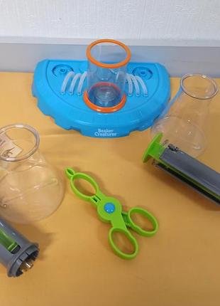 Игровой stem набор learning resources beaker creatures liquid reactor super lab. он создан для проведения «химических» экспериментов 3