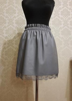 Сіра спідниця з еко шкіри з мереживом