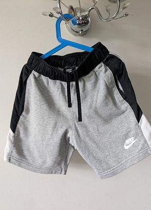 Дитячі шорти nike оригінал на зріст 128-137 см
є дефект!