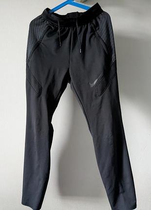 Черные спортивные штаны nike на рост 128-137 см