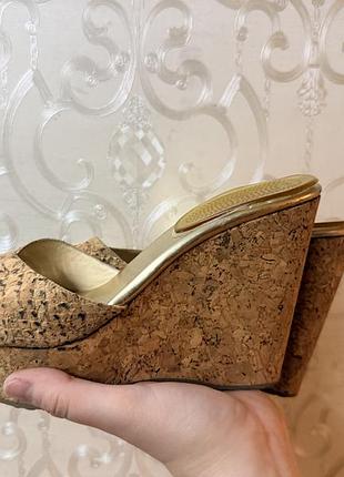 Шлепки на танкетке jimmy choo pandora 37 размер 24 см золотистые под кожу змеи пробковая подошва