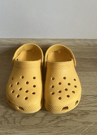 Желтые яркие crocs