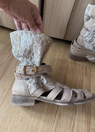 Высокие сандалии