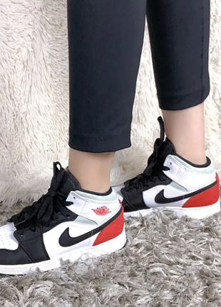 Жіночі шкіряні кросівки nike jordan.