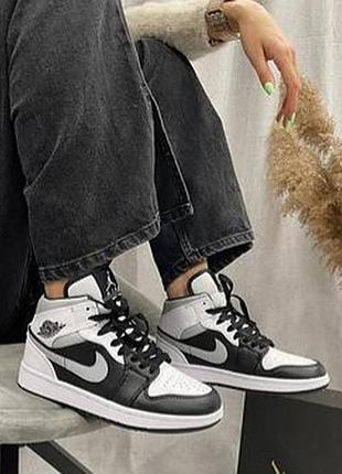 Жіночі високі шкіряні кросівки nike air jordan.