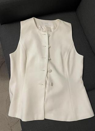 Жилет zara з ґудзиками молочний