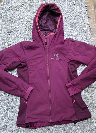 Шикарная женская куртка arcteryx softshell saydi с капюшоном бордеевого цвета, размер