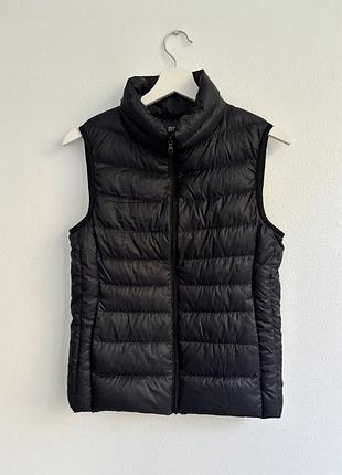 Чорний пуховий жилет uniqlo s
