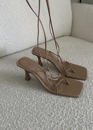 Жіночі босоніжки на каблуку zara