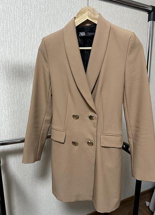 Подовжений піджак zara в бежевому кольорі