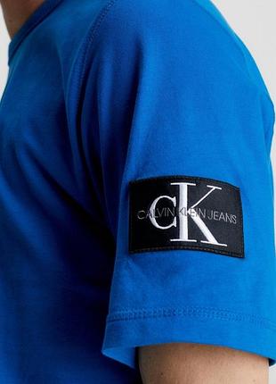 Стильна яскраво-синя футболка calvin klein jeans (унісекс / стан нової) розмір s