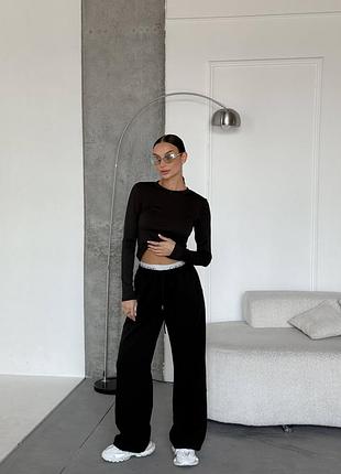 Стильный и одновременно удобный костюм с акцентной резинкой