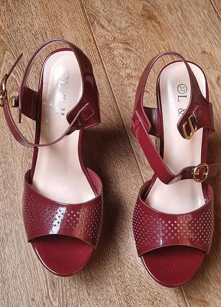 Женские бордовые, лаковые босоножки на танкетке