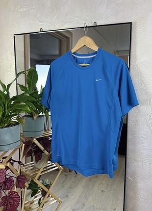 Яскрава спортивна футболка nike dri-fit для бігу та тренувань