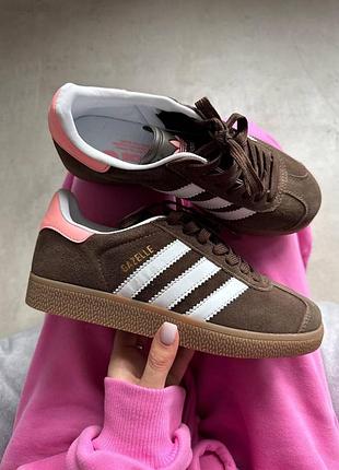 Жіночі коричневі кросівки adidas gazelle brown white pink х газель 38
