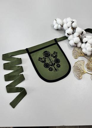 Ладунка кишенька на зеленій основі з чорною вишивкою