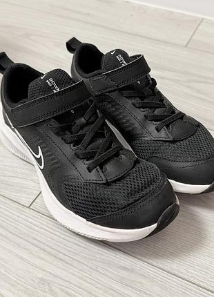 Чорні дитячі кросівки nike downshifter 11 мають білий логотип "swoosh" та зручну застібку на липучці.