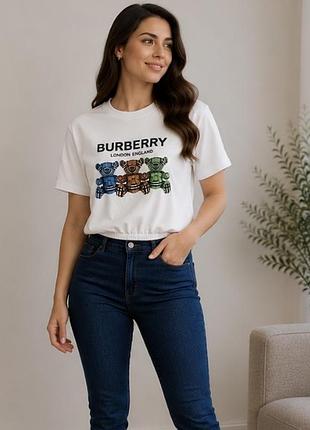 Белая футболка burberry london england украшена принтом с изображением трёх плюшевых мишек.