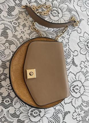 Модна сумочка zara колір тауп на довгому ланцюжку
