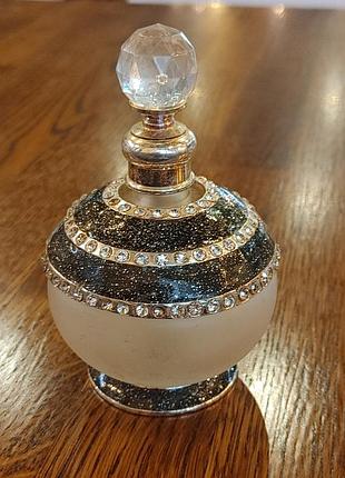 Флакон для хранения эфирных масел или духов.