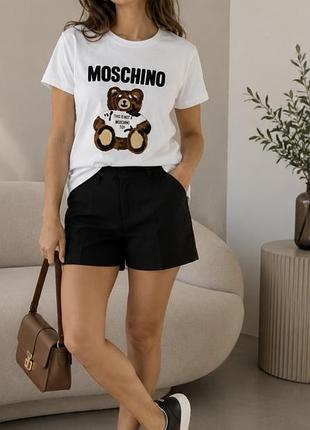 Белая хлопковая футболка от премиального бренда moschino с их культовым принтом в виде медвежонка teddy bear.