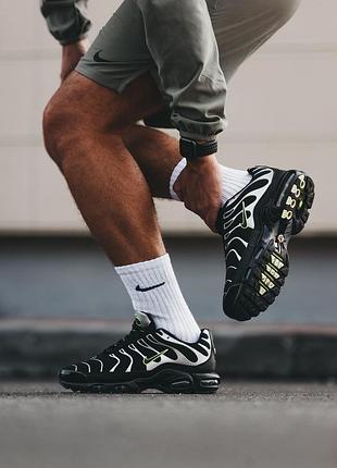 Air max plus black green strike 3
