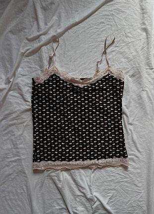 Жіноча маєчка чорна з сердечками та мереживом
